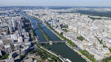 Paris, Fransa, 7 Temmuz 2016. Bir kenti yukarıdan Eyfel Kulesi bir anket platformu üzerinden. Nehir SEINE bentleri ve köprüler. Bir çoğu Hakeym Köprüsü (fr. Bir-Hakeim) 