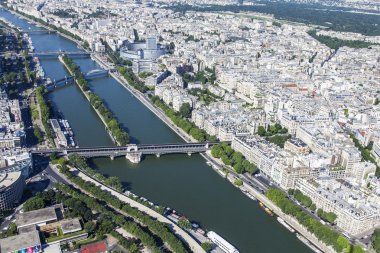 Paris, Fransa, 7 Temmuz 2016. Bir kenti yukarıdan Eyfel Kulesi bir anket platformu üzerinden. Nehir SEINE bentleri ve köprüler. Bir çoğu Hakeym Köprüsü (fr. Bir-Hakeim) 