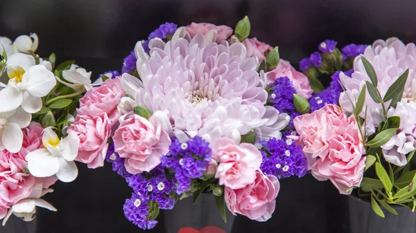 Beaux bouquets de fleurs variées sur un comptoir de boutique — Photo