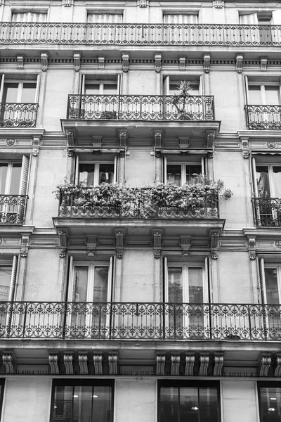 Párizs, Franciaország, július 11-én 2016-ban. Tipikus városi építészet. Épület homlokzat töredék — Stock Fotó