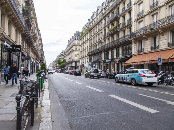 París, Francia, 7 de julio de 2016. La típica calle de la ciudad con edificio histórico . — Foto de Stock