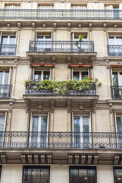 パリ、フランス、2016 年 7 月 7 日に。歴史的な建物のファサードの典型的なアーキテクチャの詳細. — ストック写真