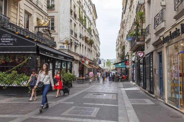 PARIGI, FRANCIA, il 7 LUGLIO 2016 La tipica strada cittadina con edificio storico . — Foto Stock