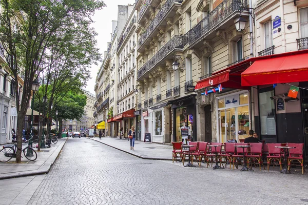 París, Francia, 7 de julio de 2016. La típica calle de la ciudad con edificio histórico . — Foto de Stock