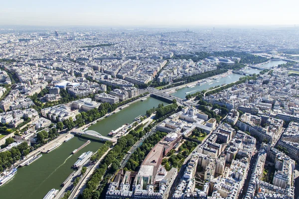 Parijs, Frankrijk, op 7 juli 2016. Een uitzicht over de stad van bovenaf van het platform van de enquête van de Eiffeltoren. — Stockfoto