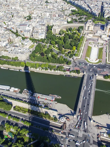 PARIS, FRANCE, on JULY 7, 2016. A view of the city from above from the survey platform of the Eiffel Tower. River Seine its embankments and bridges. — Stock Photo, Image