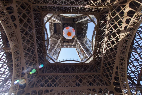 PARIS, FRANCE, on JULY 7, 2016. The Eiffel Tower - one of the main sights, a city symbol. — Stock Photo, Image