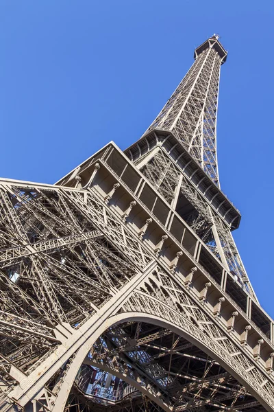 Paris, Fransa, 7 Temmuz 2016. Eyfel Kulesi - turistik bir şehir simgesi. — Stok fotoğraf