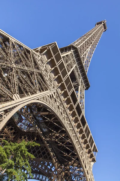 Párizs, Franciaország, a július 7-én 2016-ban. Az Eiffel-torony - egyik fő nevezetessége, a város szimbóluma. — Stock Fotó