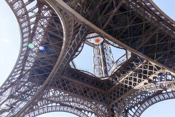 Paris, Fransa, 7 Temmuz 2016. Eyfel Kulesi - turistik bir şehir simgesi. — Stok fotoğraf