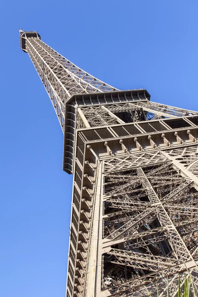 PARIS, FRANÇA, em 7 de julho de 2016. A Torre Eiffel - um dos principais pontos turísticos, um símbolo da cidade . — Fotografia de Stock