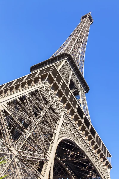 Paris, Fransa, 7 Temmuz 2016. Eyfel Kulesi - turistik bir şehir simgesi. — Stok fotoğraf