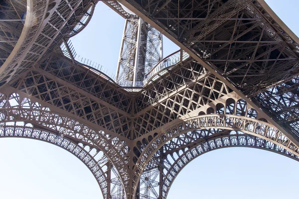 Paris, Fransa, 7 Temmuz 2016. Eyfel Kulesi - turistik bir şehir simgesi. — Stok fotoğraf