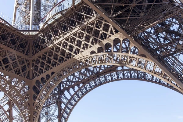 Париж, Франция, 7 июля 2016 г. Эйфелева башня - одна из главных достопримечательностей, символ города . — стоковое фото