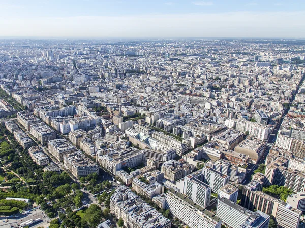 Parijs, Frankrijk, op 7 juli 2016. Een uitzicht over de stad van bovenaf van het platform van de enquête van de Eiffeltoren. — Stockfoto