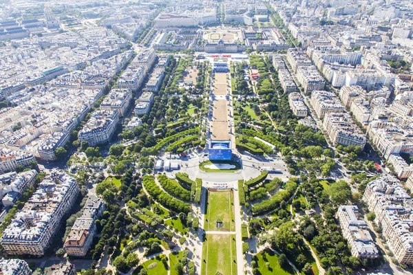 パリ、フランス、2016 年 7 月 7 日に。エッフェル塔の調査プラットフォームから上空からの都市の眺め。シャン ・ ド ・ マルス — ストック写真