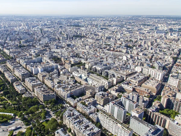 Parijs, Frankrijk, op 7 juli 2016. Een uitzicht over de stad van bovenaf van het platform van de enquête van de Eiffeltoren. — Stockfoto