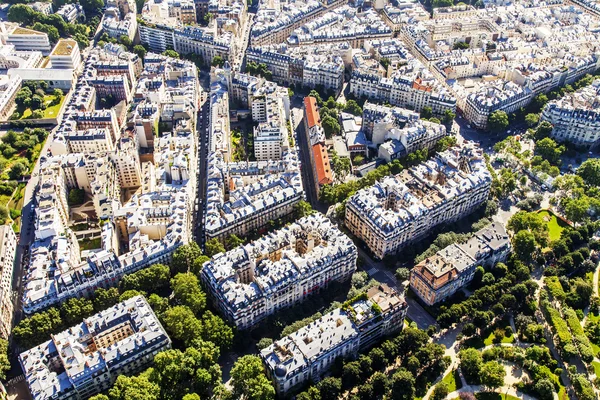 パリ、フランス、2016 年 7 月 7 日に。エッフェル塔の調査プラットフォームから上空からの都市の眺め. — ストック写真