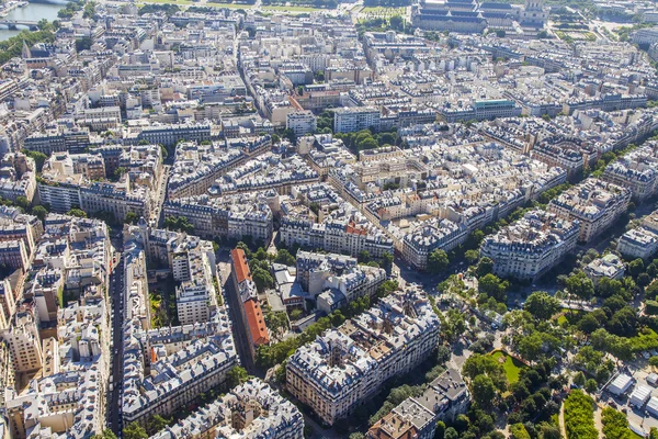 Parijs, Frankrijk, op 7 juli 2016. Een uitzicht over de stad van bovenaf van het platform van de enquête van de Eiffeltoren. — Stockfoto