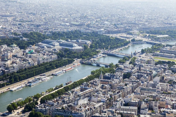 Parijs, Frankrijk, op 7 juli 2016. Een uitzicht over de stad van bovenaf van het platform van de enquête van de Eiffeltoren. — Stockfoto