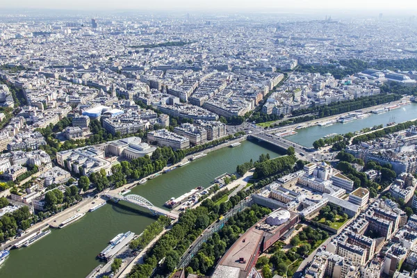 巴黎，法国，在 2016 年 7 月 7 日。从上面从埃菲尔铁塔的调查平台的城市风景. — 图库照片