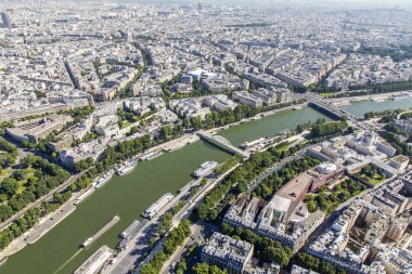 Paris, Fransa, 7 Temmuz 2016. Bir kenti yukarıdan Eyfel Kulesi'ne anket platformu. 