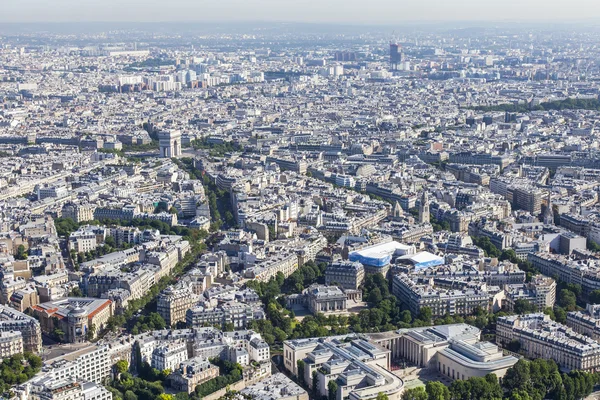 Parijs, Frankrijk, op 7 juli 2016. Een uitzicht over de stad van bovenaf van het platform van de enquête van de Eiffeltoren. — Stockfoto