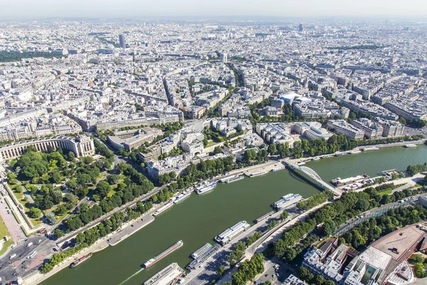 Parijs, Frankrijk, op 7 juli 2016. Een uitzicht over de stad van bovenaf van het platform van de enquête van de Eiffeltoren. — Stockfoto