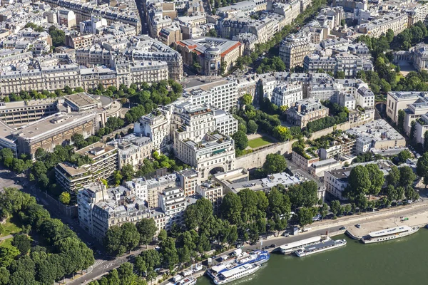 Parijs, Frankrijk, op 7 juli 2016. Een uitzicht over de stad van bovenaf van het platform van de enquête van de Eiffeltoren. — Stockfoto