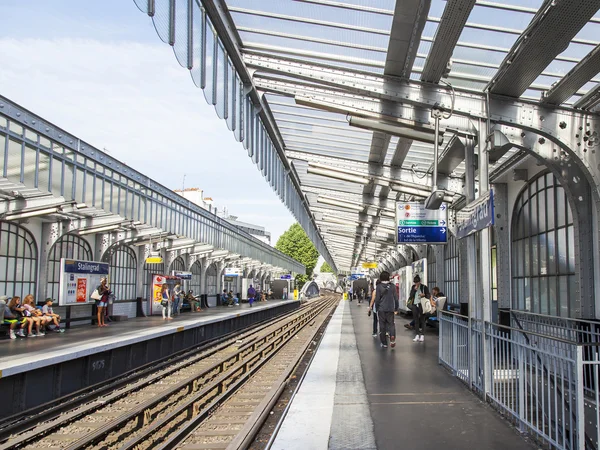 Paryż, Francja, zm. 8 lipca 2016. Oczekiwania pasażerów pociągu nie platformy w Stalingrad stacji metra — Zdjęcie stockowe