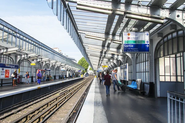 パリ、フランス、2016 年 7 月 8 日に。地下鉄スターリングラード駅のプラットフォームに列車を待つ乗客 — ストック写真