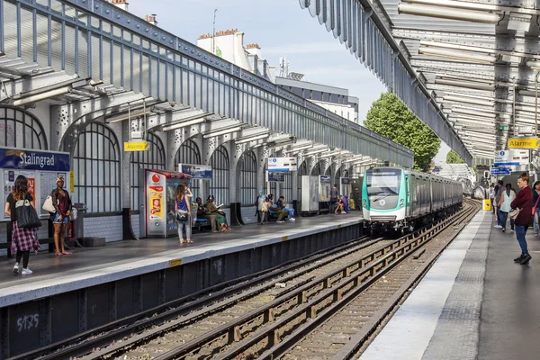 Paris, Frankreich, am 8. Juli 2016. Passagiere warten auf den Zug, der nicht auf einem Bahnsteig in der U-Bahn hält, Bahnhof Stalingrad — Stockfoto