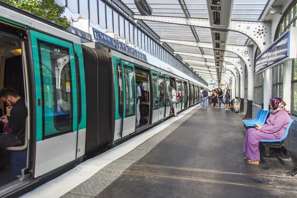 París, Francia, 8 de julio de 2016. Los pasajeros esperan que el tren no llegue a un andén en el metro —  Fotos de Stock