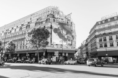 8 Temmuz 2016 üzerinde Paris, Fransa. Şehir manzarası. Tipik Paris Caddesi