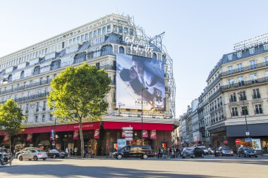 8 Temmuz 2016 üzerinde Paris, Fransa. Şehir manzarası. Tipik Paris Caddesi