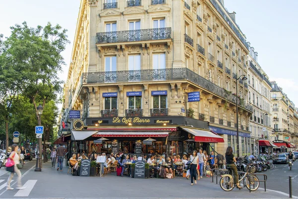 PARIGI, FRANCIA, il 8 LUGLIO 2016. Paesaggio urbano. Tipica strada parigina — Foto Stock