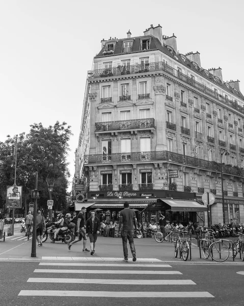 París, Francia, 8 de julio de 2016. Paisaje urbano. Calle típica parisina — Foto de Stock