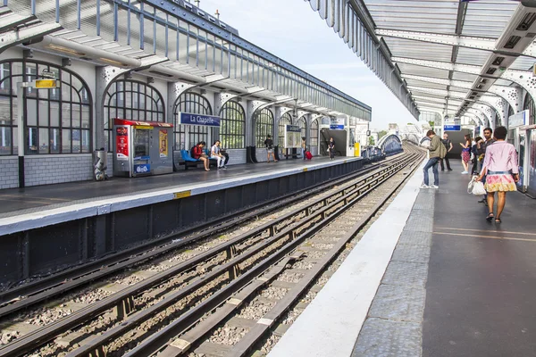 París, Francia, 8 de julio de 2016. Los pasajeros esperan que el tren no llegue a un andén en el metro —  Fotos de Stock