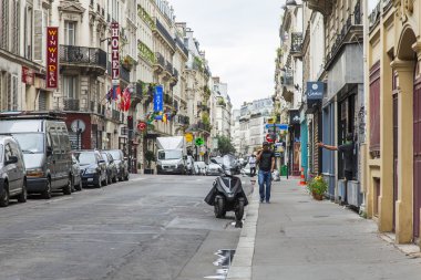 8 Temmuz 2016 üzerinde Paris, Fransa. Şehir manzarası. Tipik Paris Caddesi