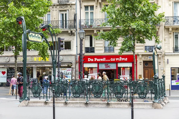 Paryż, Francja, 8 lipca 2016. Typowy widok miejski. Ludzie idą w dół ulicy w pobliżu wejścia do metra, stacji Republique — Zdjęcie stockowe