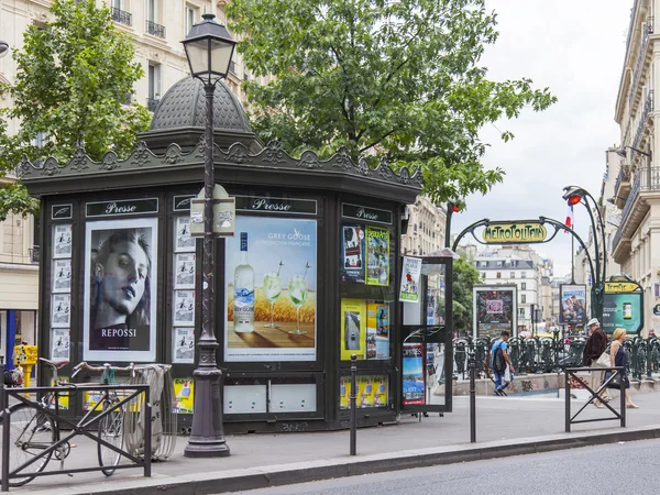 PARIS, FRANCE, på JULY 7, 2016. Typisk bybilde. En bod som selger pressen og en inngang til T-banen – stockfoto