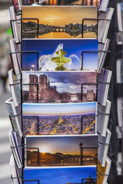 PARIS, FRANCE, on JULY 8, 2016. A show-window with souvenir art cards with city views — Stock Photo, Image