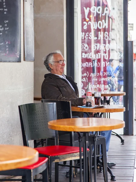 Parijs, Frankrijk, op 9 juli 2016. Typisch stedelijk uitzicht. Man eet en hebben een rust in café onder de open hemel. — Stockfoto