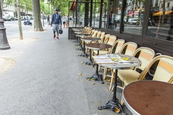 2016年7月8日, 法国巴黎。人行道上典型的巴黎咖啡馆的小桌子. — 图库照片