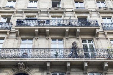 Paris, Fransa, 7 Temmuz 2016. Tarihi bina cephe tipik mimari detaylar