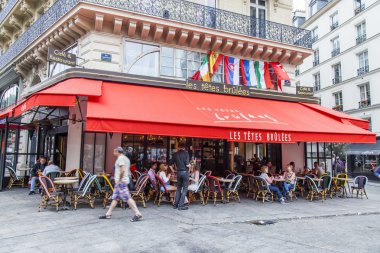 8 Temmuz 2016 üzerinde Paris, Fransa. Tipik kentsel görünümü. İnsanlar sokakta gidip sokak kafede iyi eğlenceler