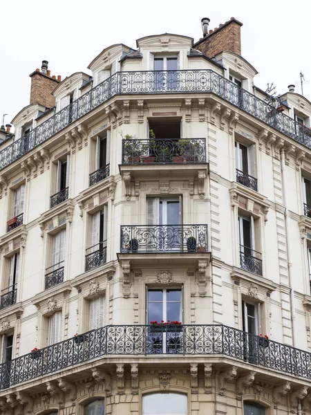 PARIGI, FRANCIA, il 7 LUGLIO 2016 Particolari architettonici tipici della facciata dell'edificio storico — Foto Stock