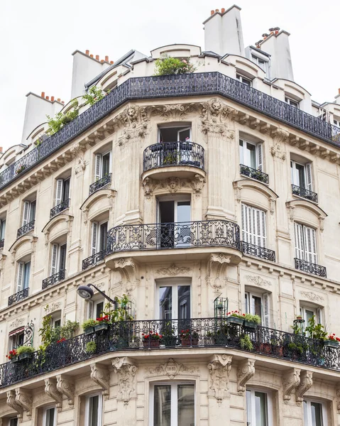 París, Francia, 7 de julio de 2016. Típicos detalles arquitectónicos de fachada de edificio histórico —  Fotos de Stock