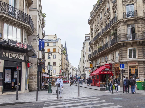 París, Francia, 8 de julio de 2016. Paisaje urbano. Calle típica parisina — Foto de Stock