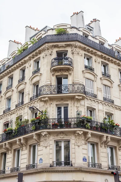 PARIGI, FRANCIA, il 7 LUGLIO 2016 Particolari architettonici tipici della facciata dell'edificio storico — Foto Stock